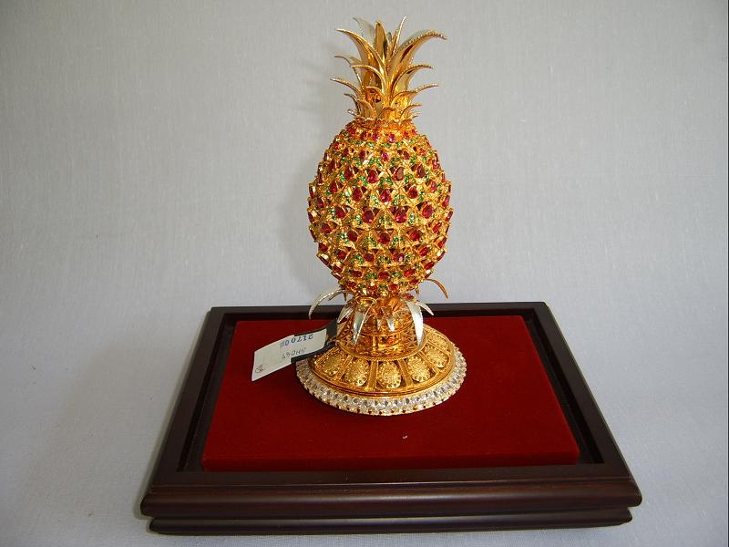 24K Gold-Glazed Resin Product